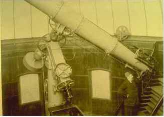 Vincenzo Cerulli accanto al telescopio Cooke. Vincenzo Cerulli accanto al telescopio Cooke.