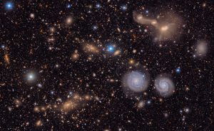 Immagine che mostra una piccola sezione della vista complessiva dell’ammasso della Vergine ottenuta dal Vera C. Rubin Observatory. Sono visibili due galassie a spirale (in basso a destra), tre galassie in fase di fusione (in alto a destra), diversi gruppi di galassie lontane, molte stelle appartenenti alla Via Lattea e altro ancora. Crediti: Nsf-Doe Vera C. Rubin Observatory Immagine che mostra una piccola sezione della vista complessiva dell’ammasso della Vergine ottenuta dal Vera C. Rubin Observatory. Sono visibili due galassie a spirale (in basso a destra), tre galassie in fase di fusione (in alto a destra), diversi gruppi di galassie lontane, molte stelle appartenenti alla Via Lattea e altro ancora. Crediti: Nsf-Doe Vera C. Rubin Observatory